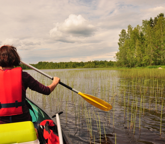 Paddeltour beim leichten Aktivurlaub in Finnland. Bild: Minna Murtonen Paddeltour beim leichten Aktivurlaub in Finnland. Bild: Minna Murtonen